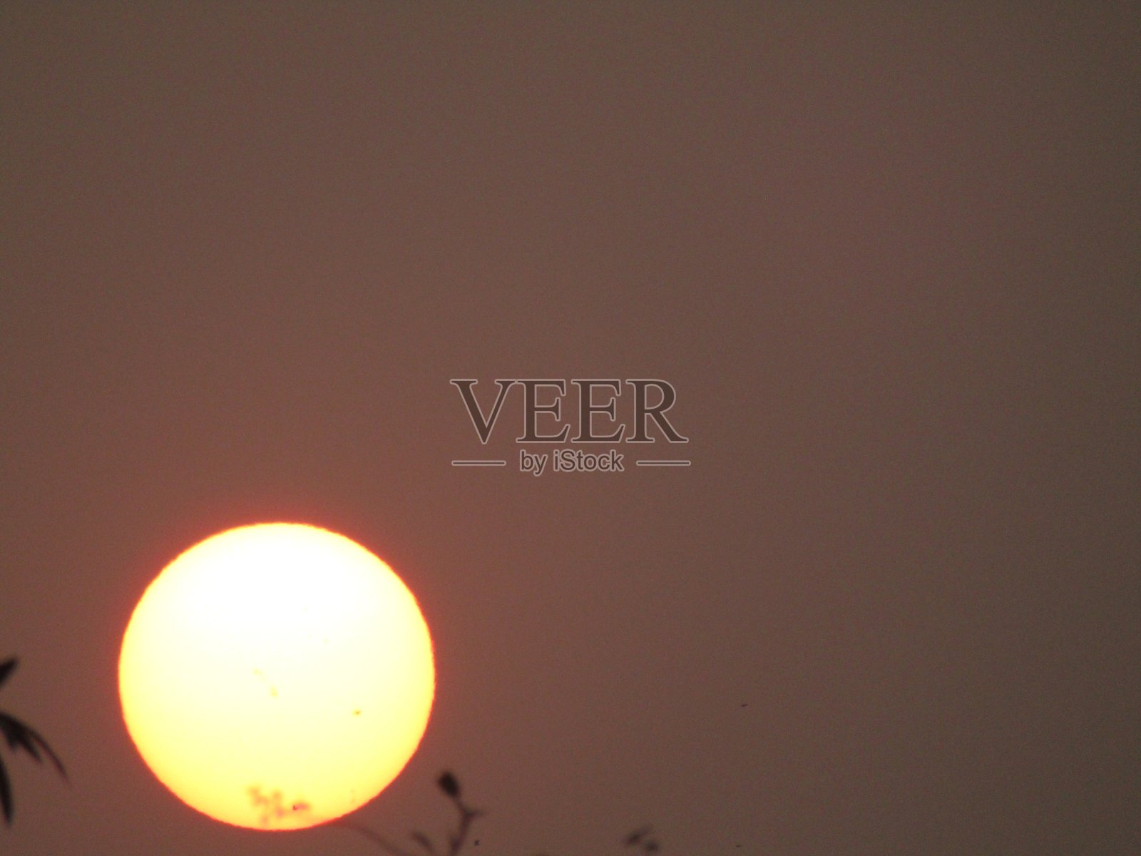 美丽的黄昏日落。照片摄影图片