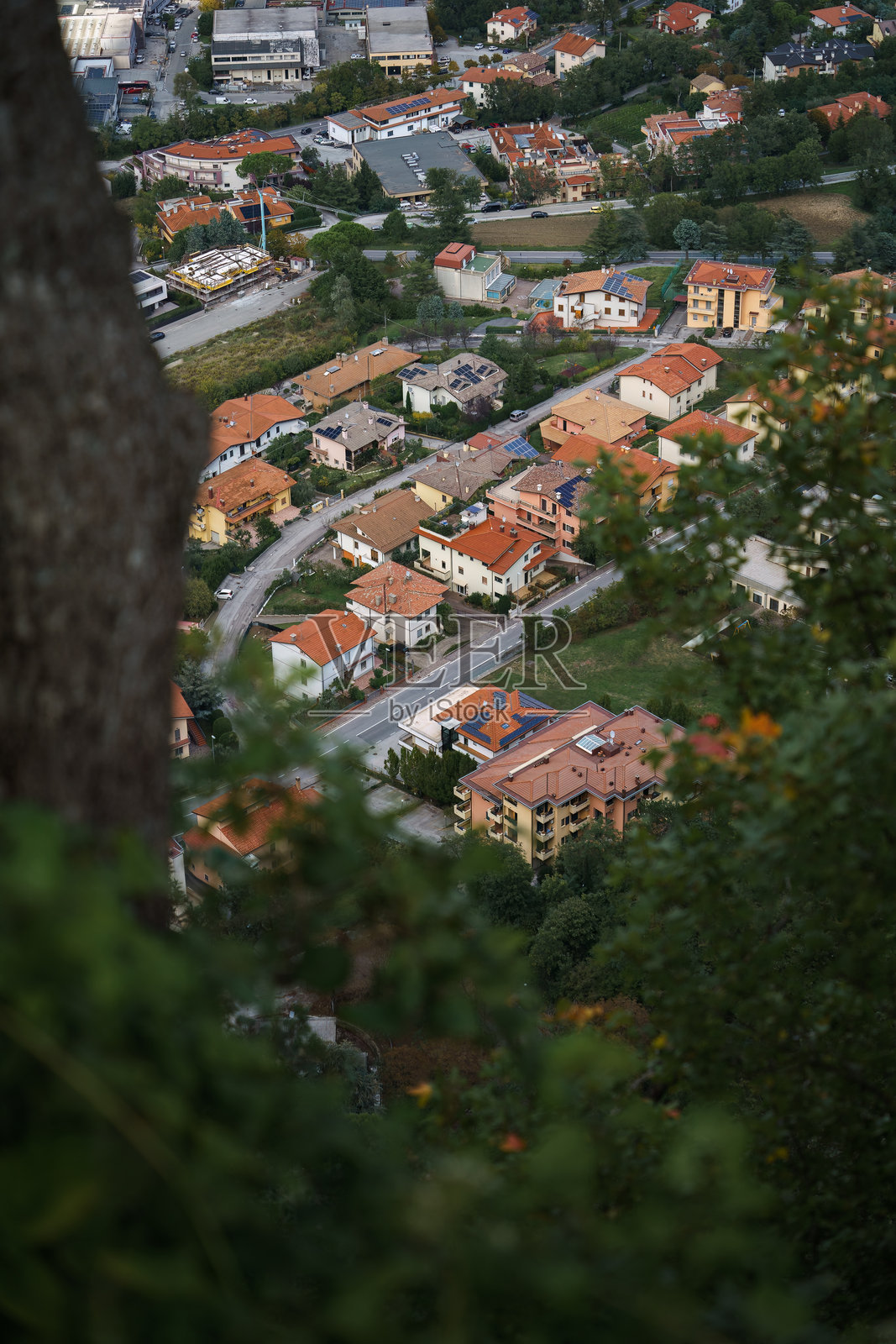 从树上俯瞰村庄的高角度视图照片摄影图片