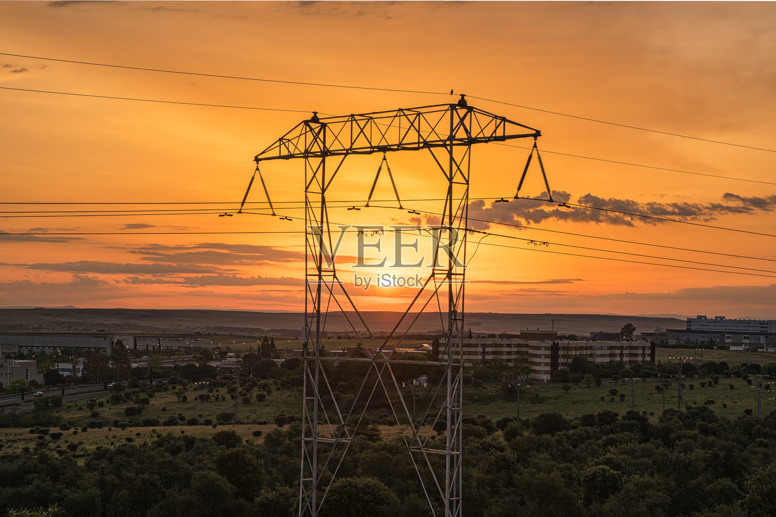 日落时分的乡村风景中的电力线照片摄影图片