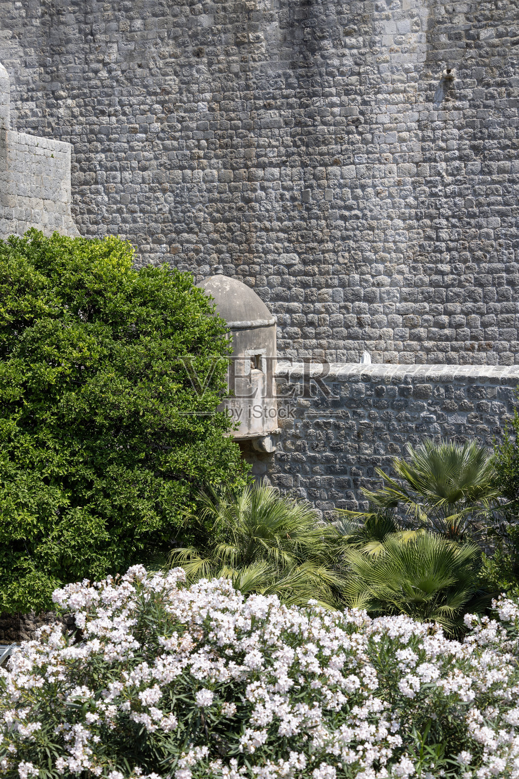 米涅塔，位于克罗地亚杜布罗夫尼克亚得里亚海沿岸中世纪古城城墙上的防御塔照片摄影图片