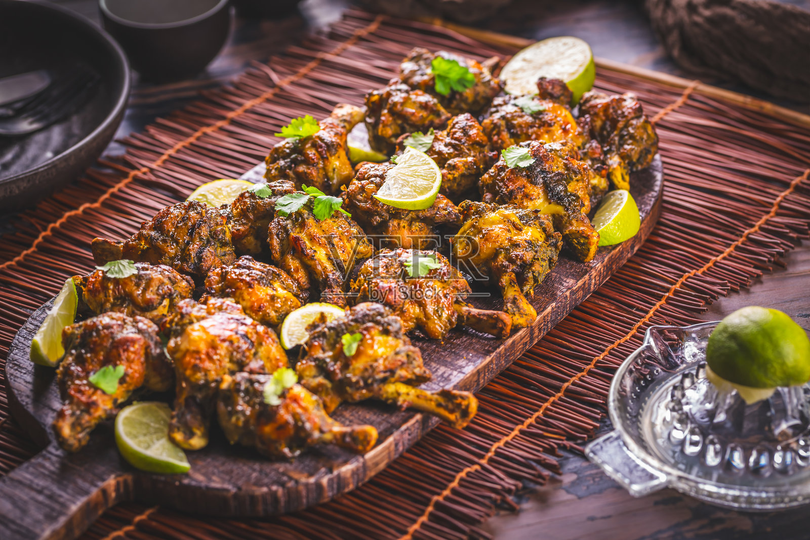 美味的烤鸡翅配青柠和香草照片摄影图片