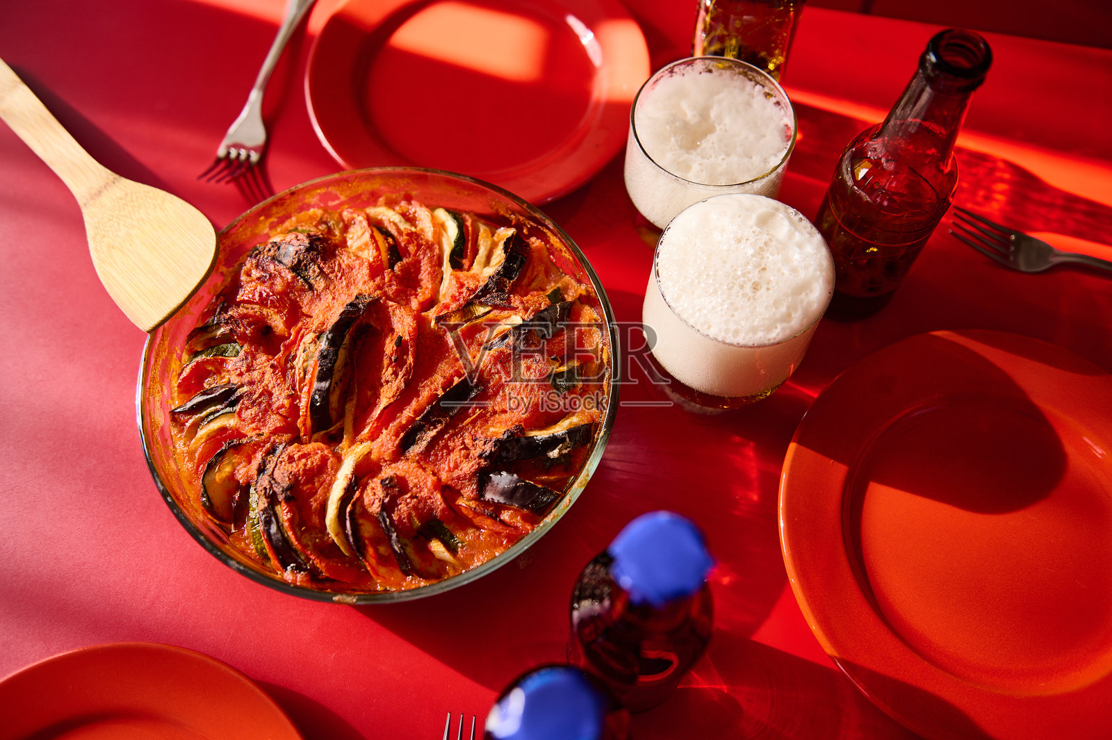 充满活力的餐桌，上面摆放着蔬菜菜肴和饮品，沐浴在自然光下照片摄影图片