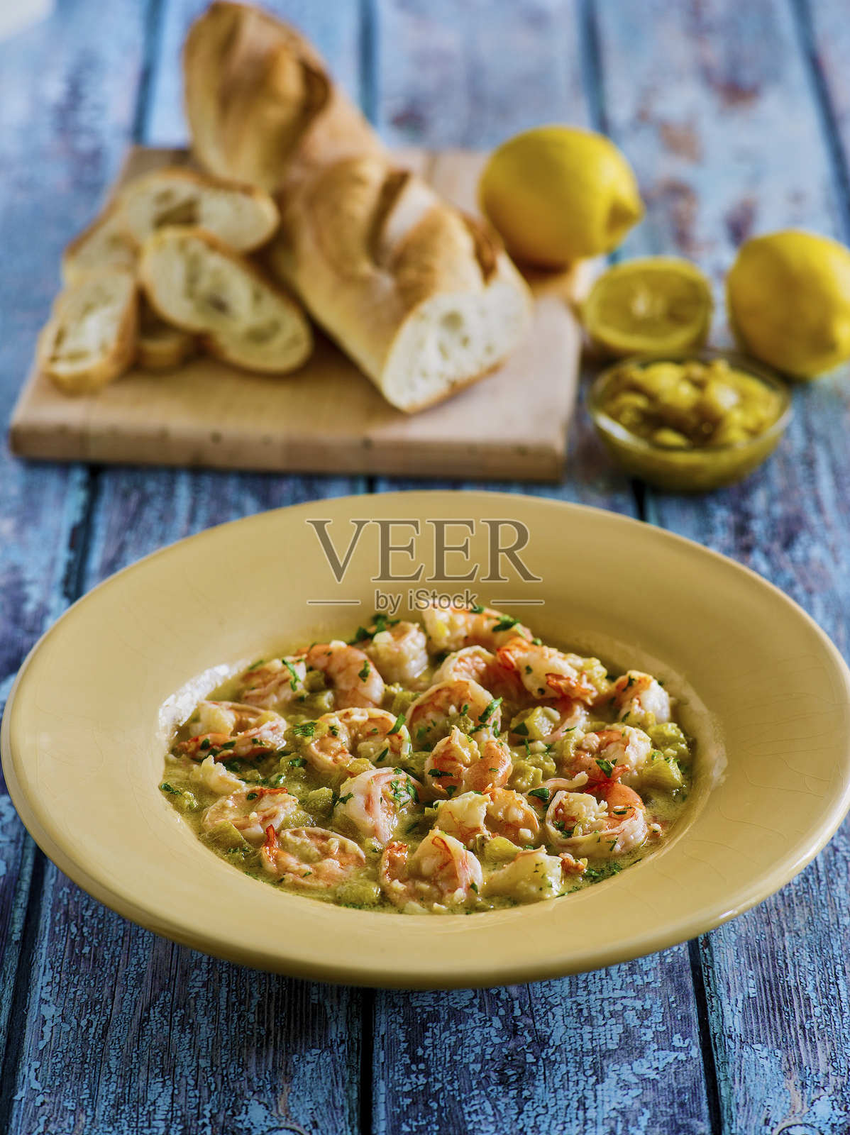 柠檬蒜香酱炒虾照片摄影图片