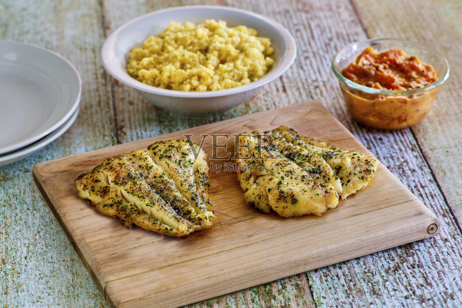 煎鲈鱼照片摄影图片