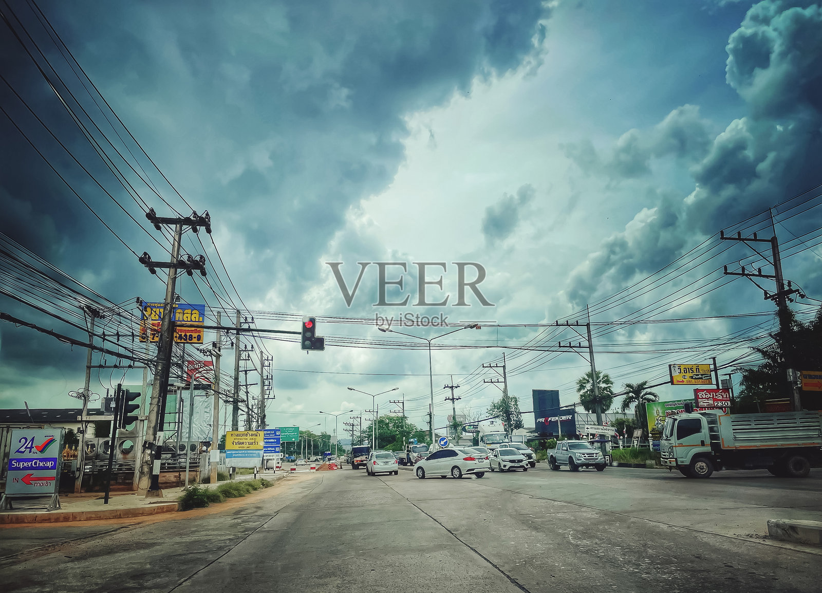 泰国的道路和交通信号灯照片摄影图片