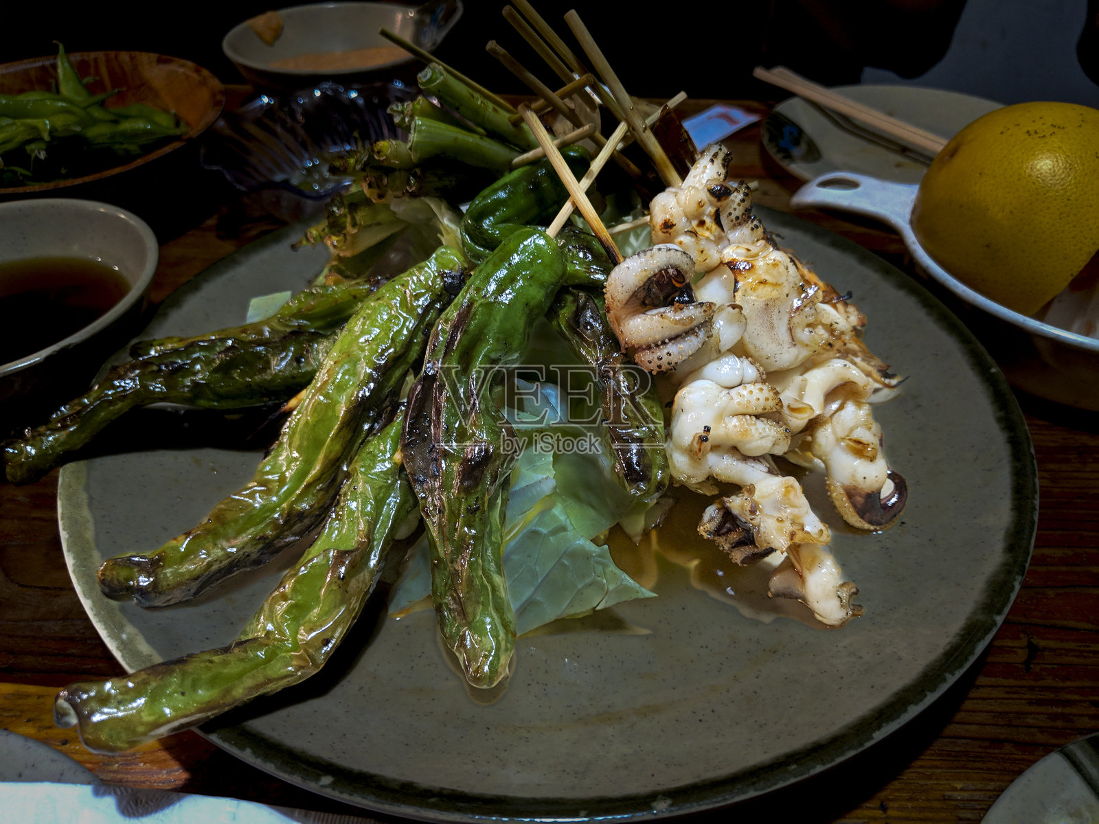 炭火烤辣椒和章鱼照片摄影图片