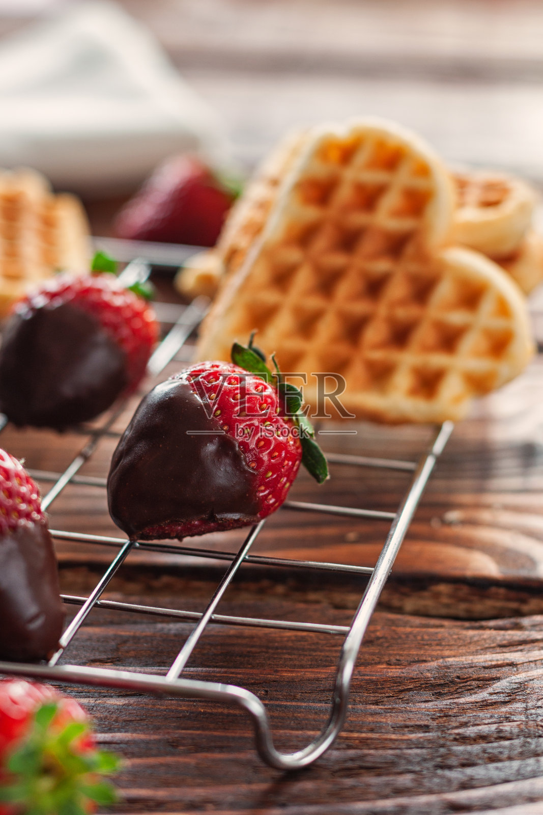 情人节的巧克力草莓照片摄影图片