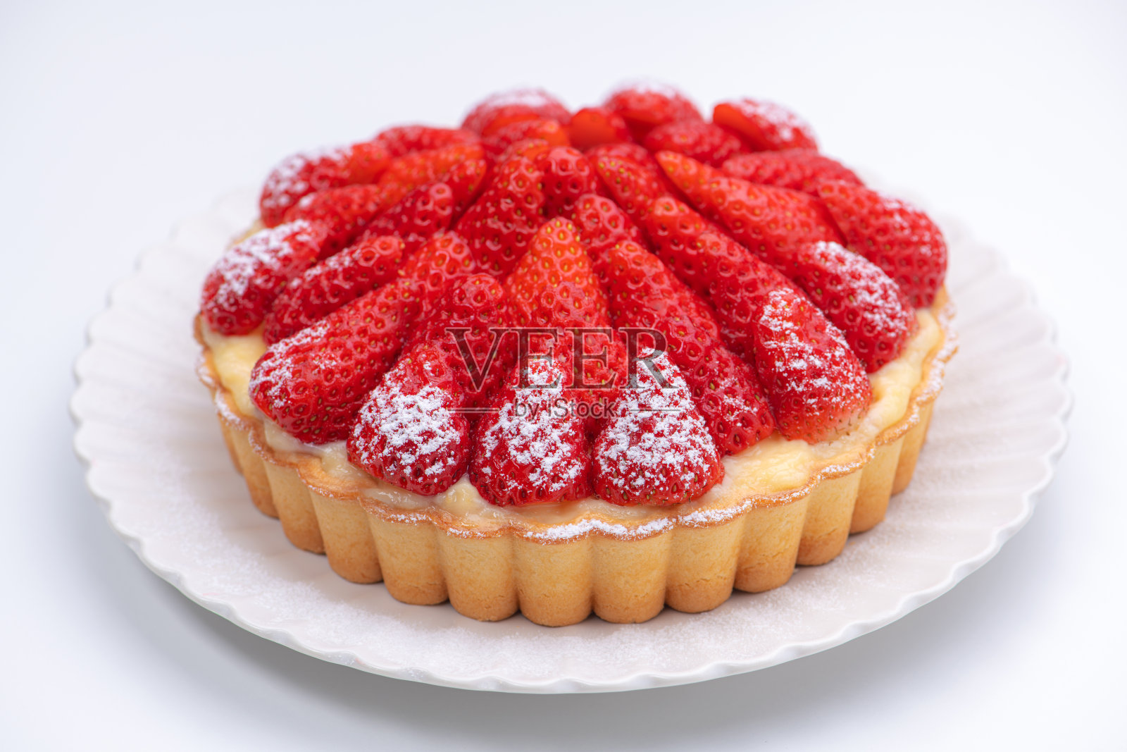 白色背景上的草莓水果塔照片摄影图片