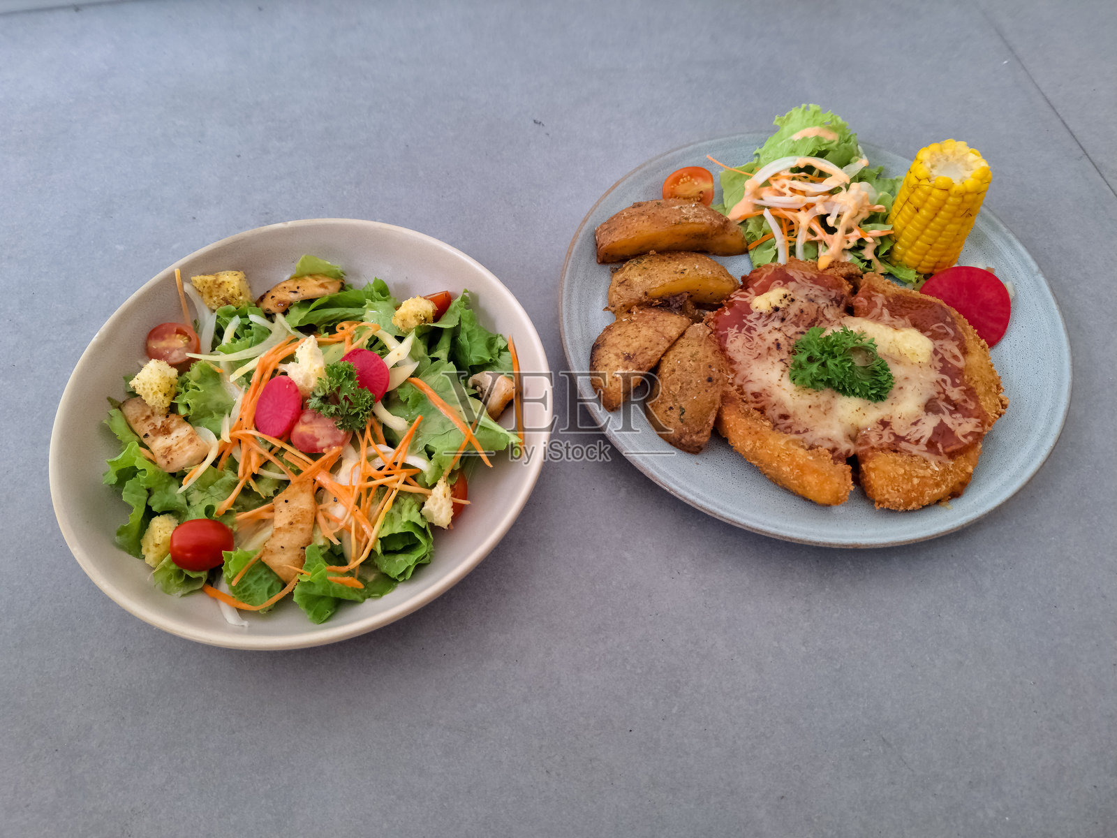 美味的蜂蜜芥末沙拉配烤鸡、混合沙拉、蜂蜜、芥末和调味酱。鸡肉番茄马苏里拉配面包鸡肉、番茄酱、奶酪、沙拉、土豆和玉米。食品菜单。照片摄影图片