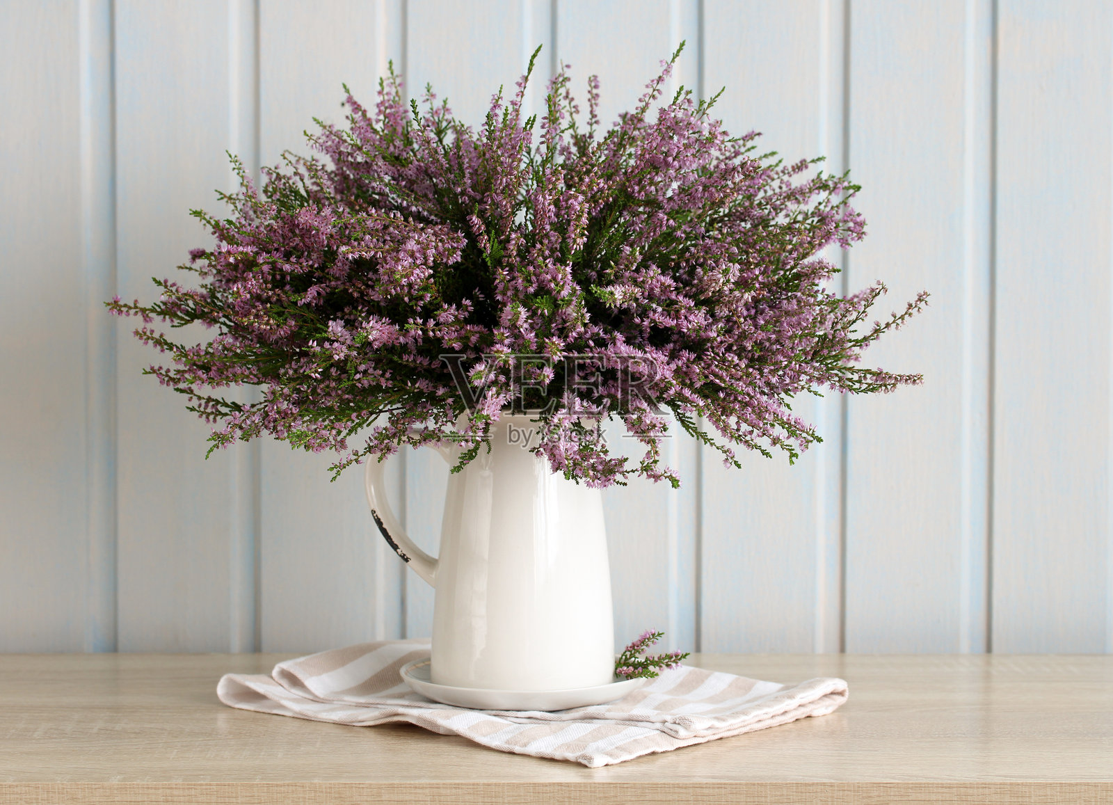 白色陶罐中的海瑟花束，放在木桌上照片摄影图片