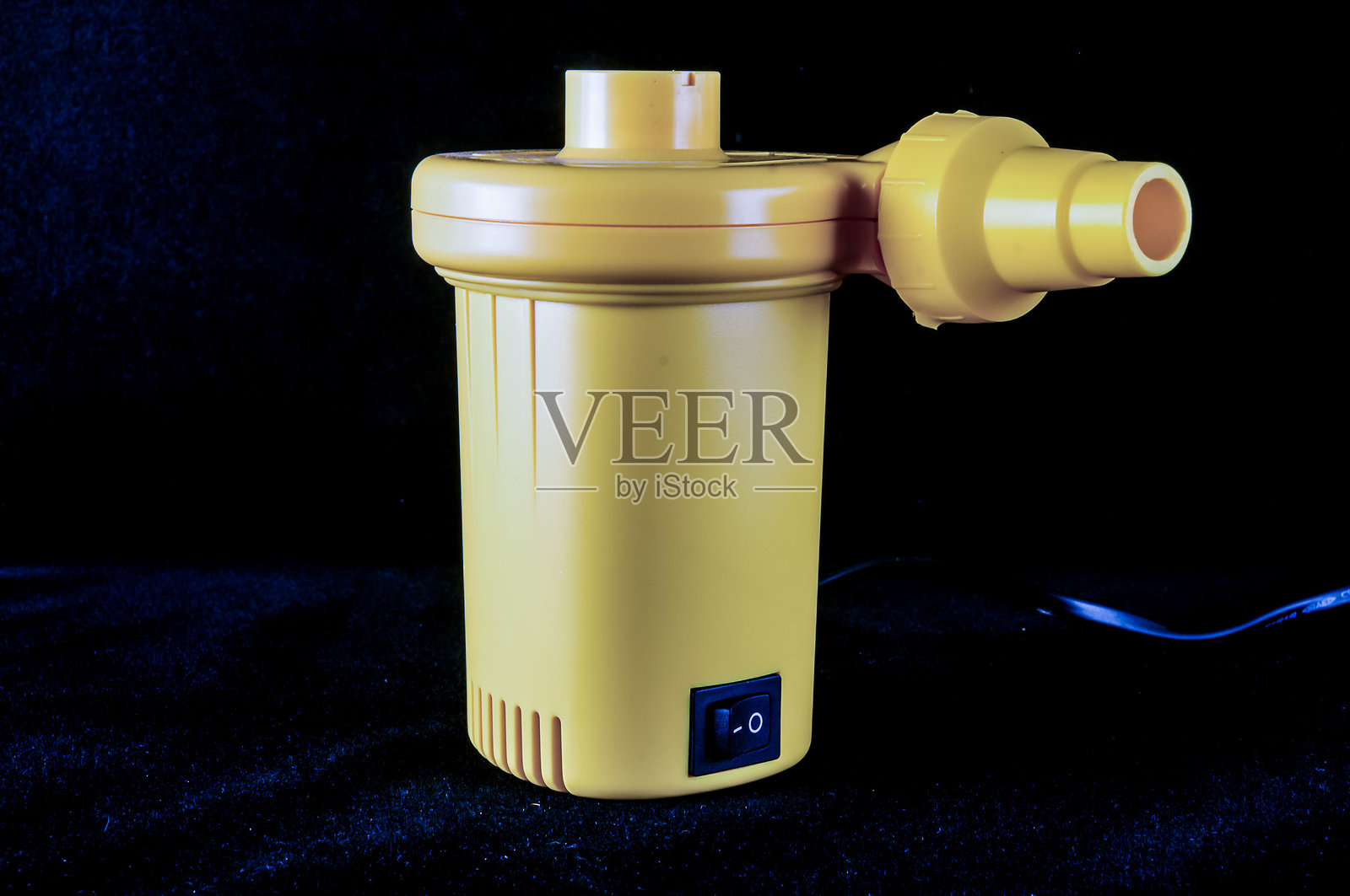 一个黄色设备与黑色背景照片摄影图片