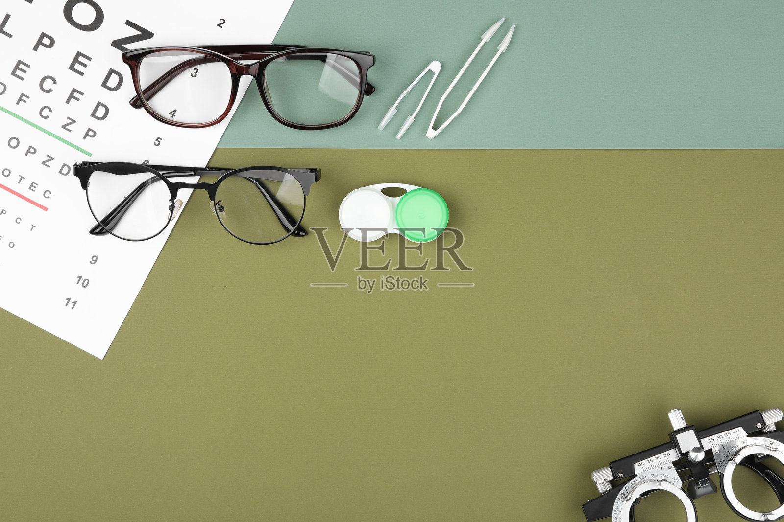 平铺构图，背景上有视力测试表和眼镜，留有文字空间照片摄影图片