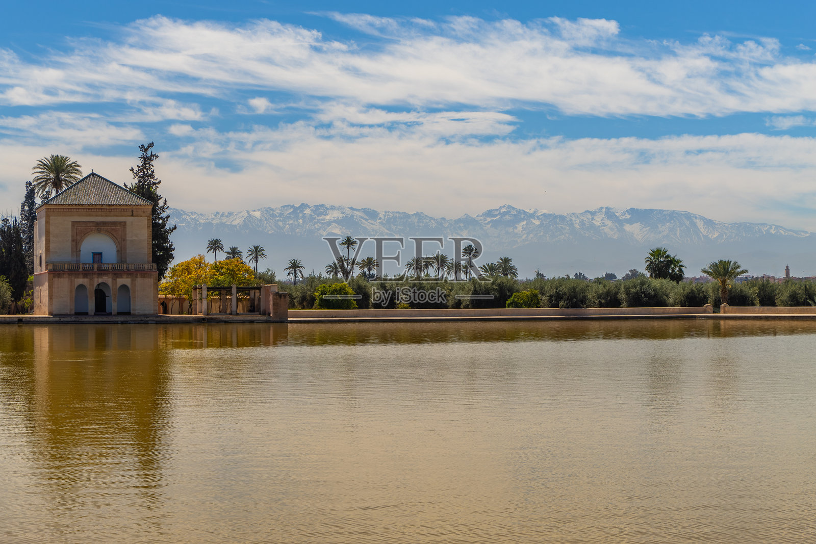马拉喀什摩洛哥的梅纳拉花园倒影池和凉亭。照片摄影图片