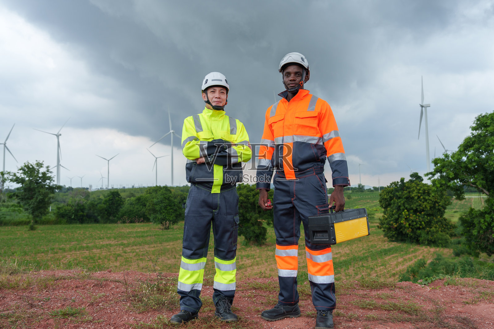 太阳能工程师负责咨询和监测风力涡轮机的效率。照片摄影图片