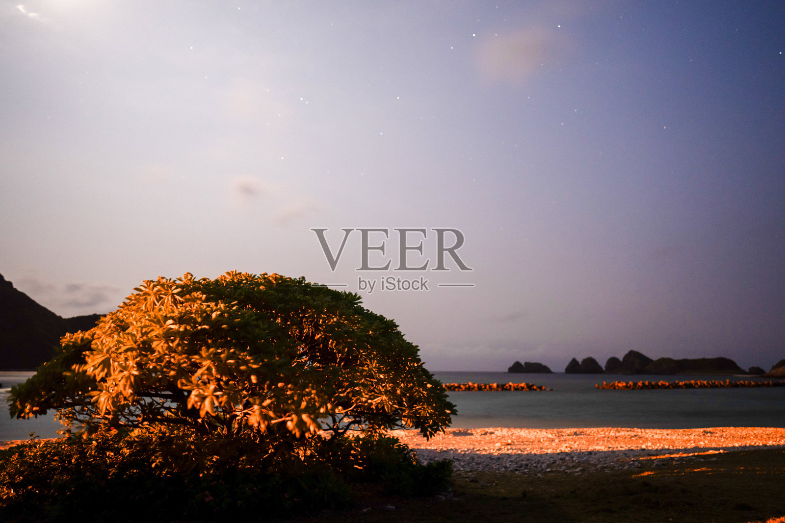 日本冲绳县座间味村赤岛春季黎明前的夜空与海滨城镇景观照片摄影图片