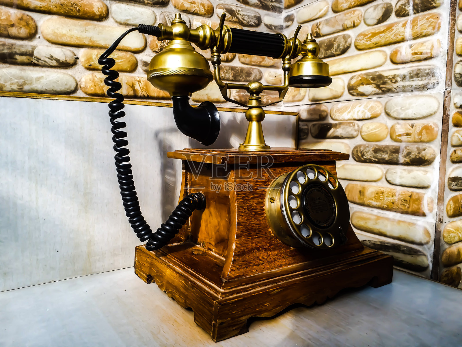 桌子上的电话特写照片摄影图片