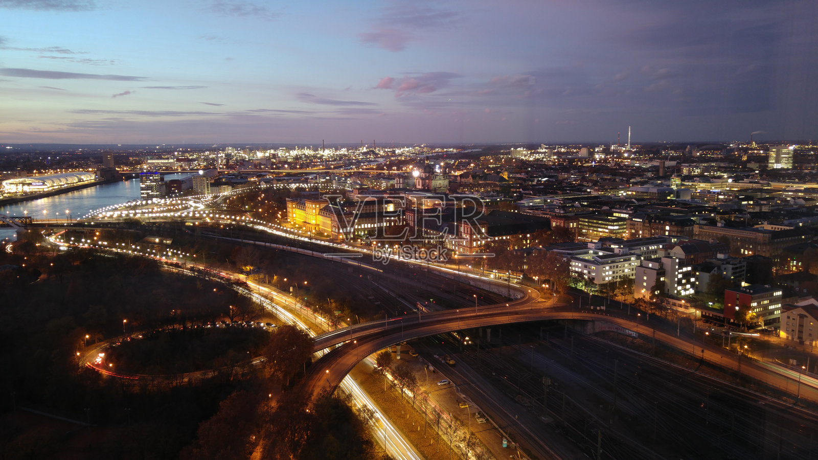 夜晚灯火辉煌的城市俯视图照片摄影图片