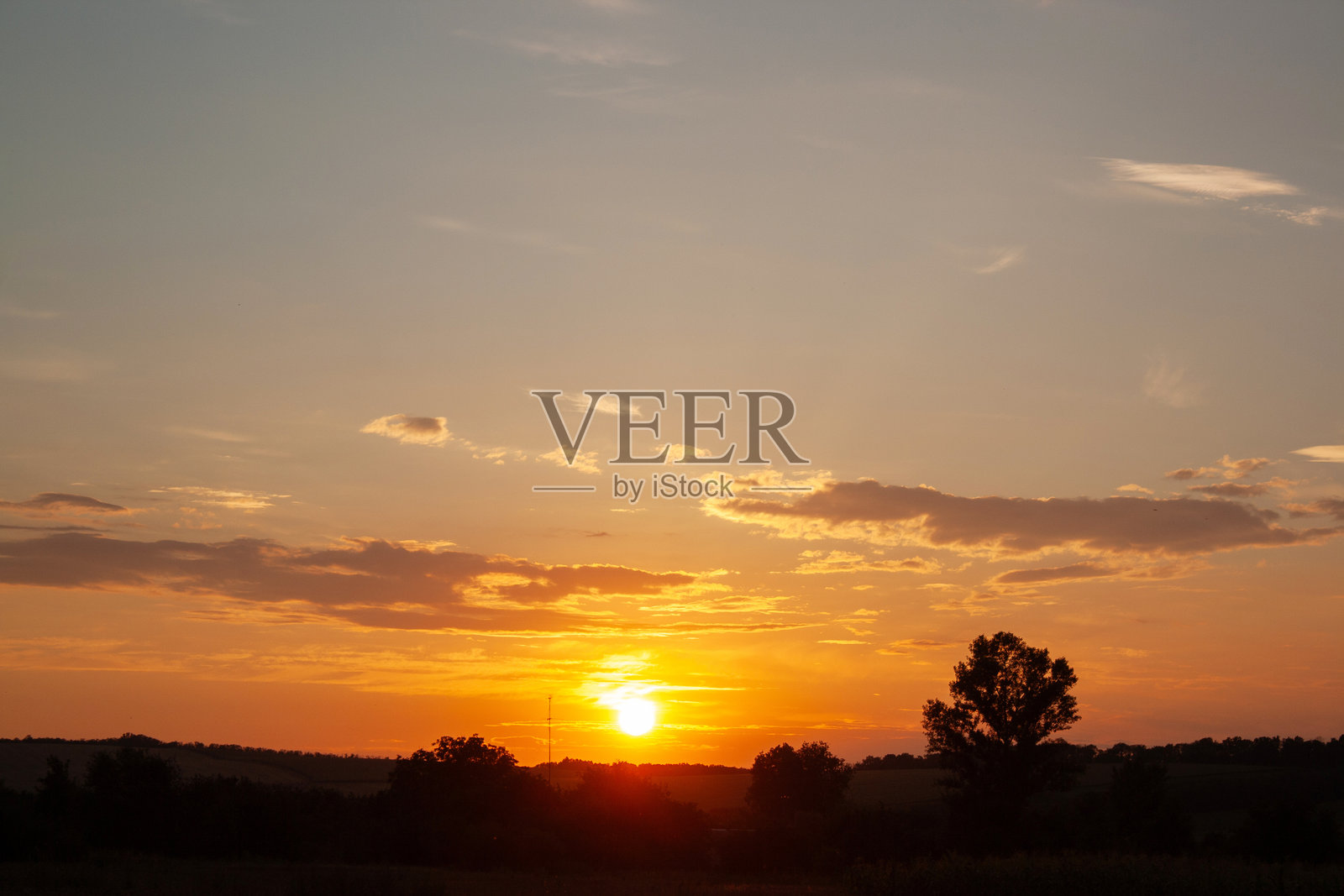 田野中的日落照片摄影图片