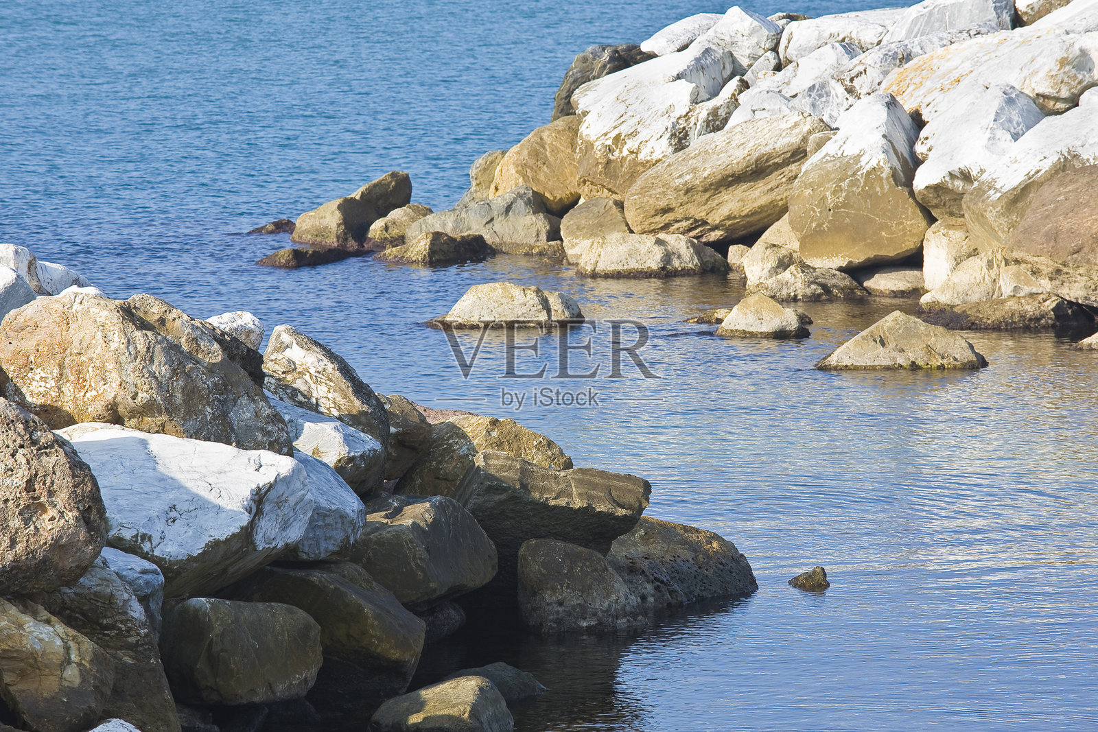 面向开阔海洋 - 自由的概念，宁静的海湾和清澈的海水照片摄影图片