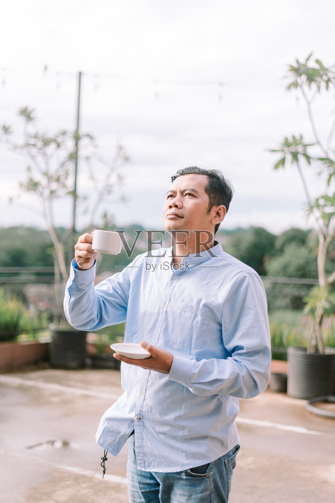 一位东南亚男子在早晨享受一杯咖啡照片摄影图片