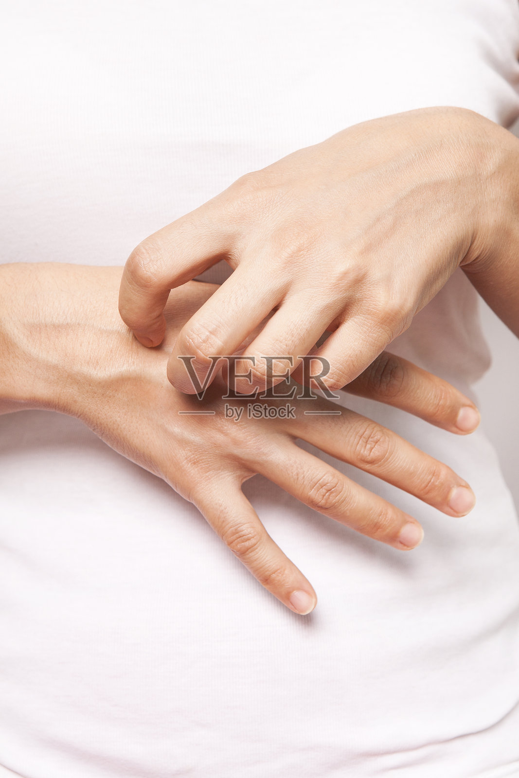 女人在挠她的手。照片摄影图片