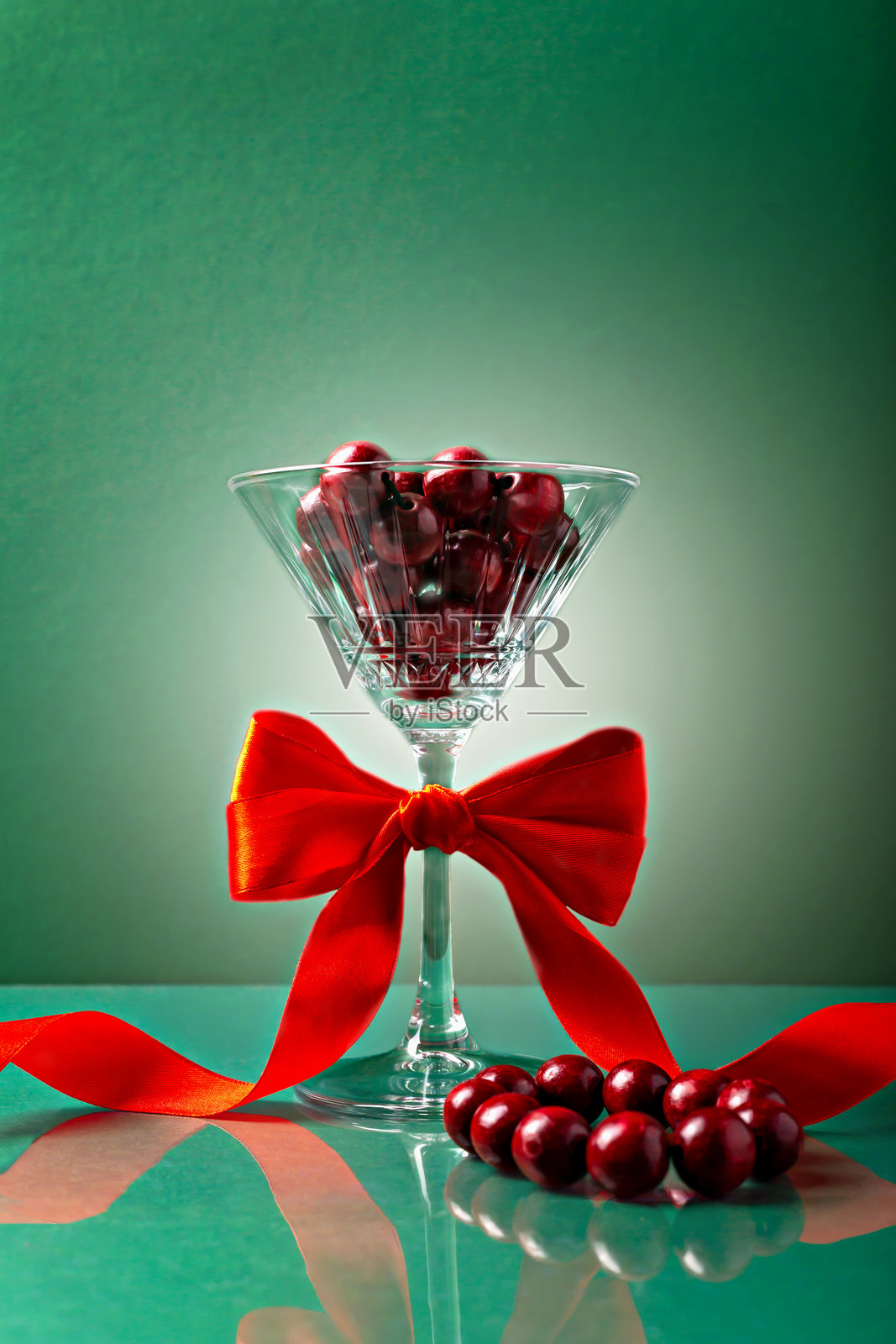 节日玻璃杯，红色装饰照片摄影图片