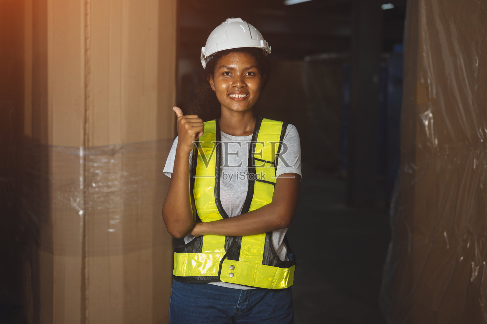 黑人女性，集装箱，运输行业的物流工程，进出口，运输工程师，女性安全，手持纸质夹板，站在旁边照片摄影图片