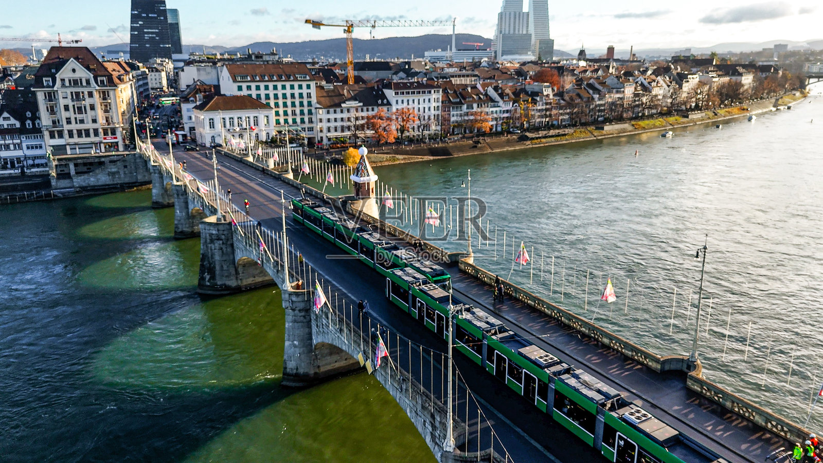 米特勒莱恩桥和电车的鸟瞰图：莱茵河上金色晨光下充满活力的场景，展现巴塞尔的历史魅力照片摄影图片