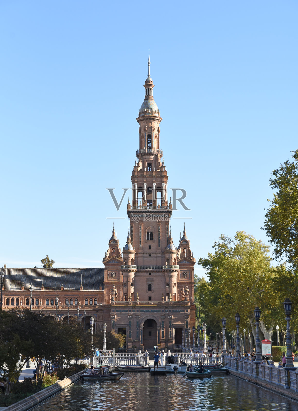 西班牙塞维利亚西班牙广场的护城河和南塔照片摄影图片