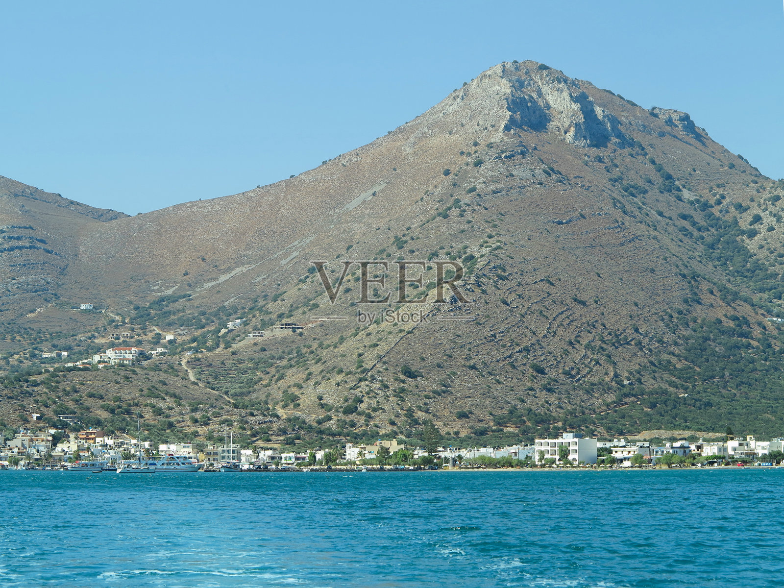 2024年8月7日，希腊克里特岛埃卢达：克里特岛港口和城市的景观照片摄影图片