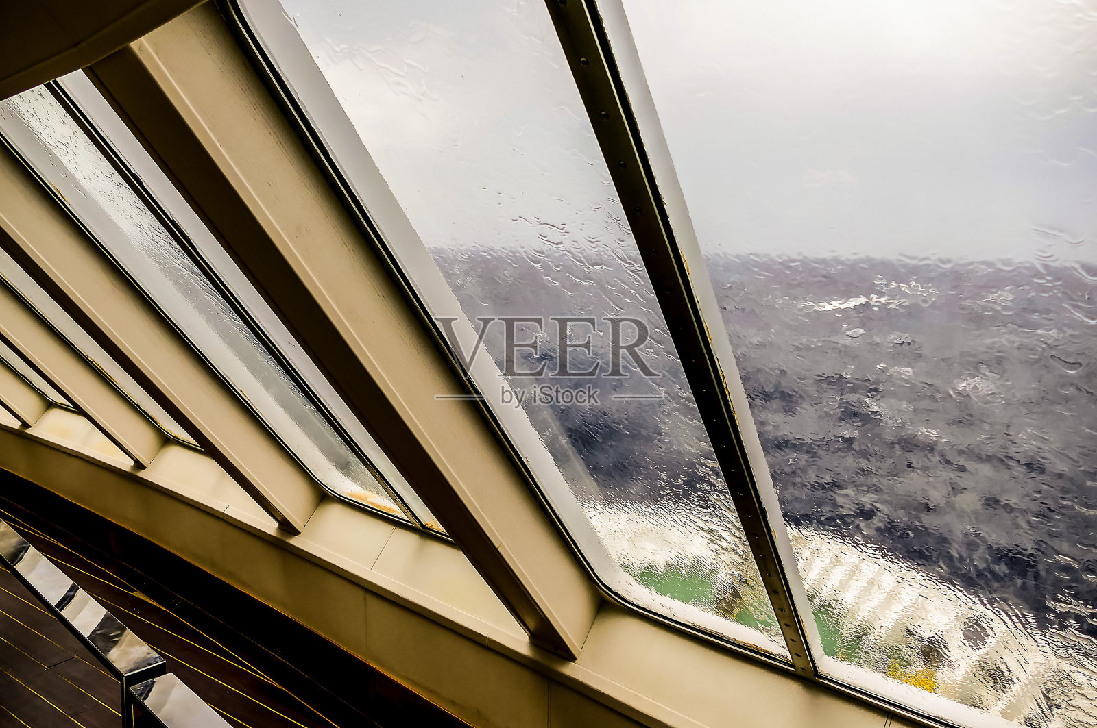 窗户上有雾，海洋的景色模糊不清。照片摄影图片