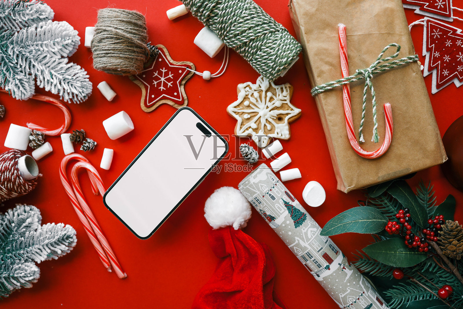 手机在圣诞装饰背景下的孤立屏幕，在线购物照片摄影图片