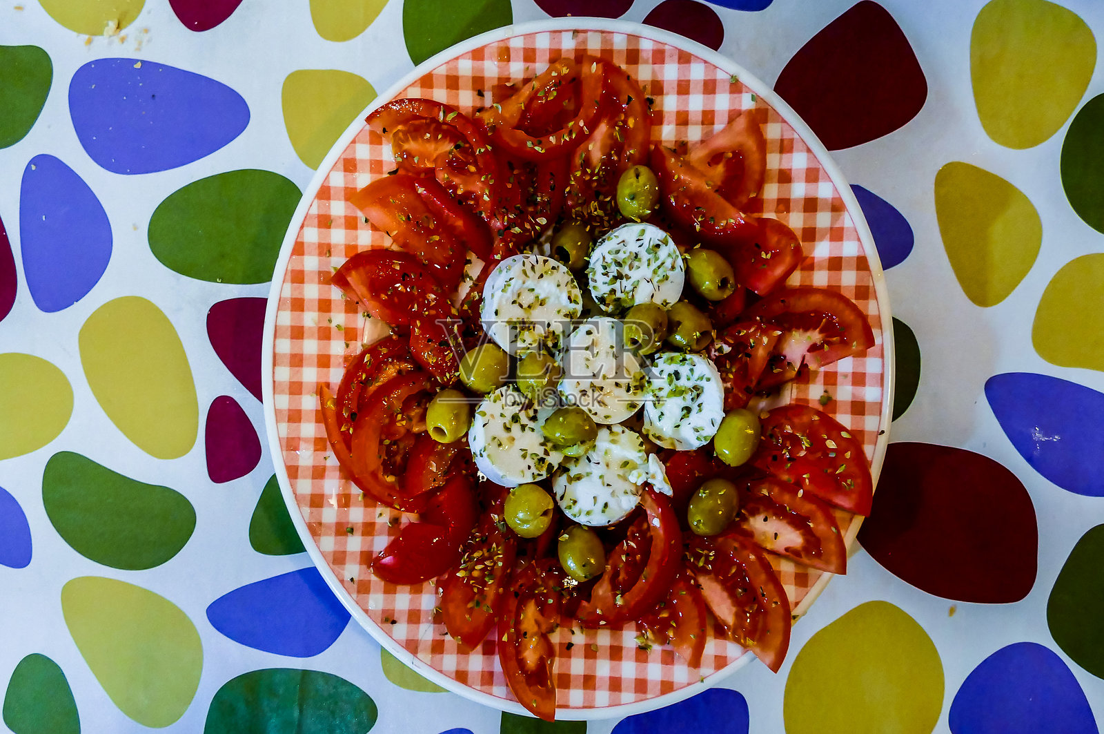 一盘放有西红柿和橄榄的食物照片摄影图片