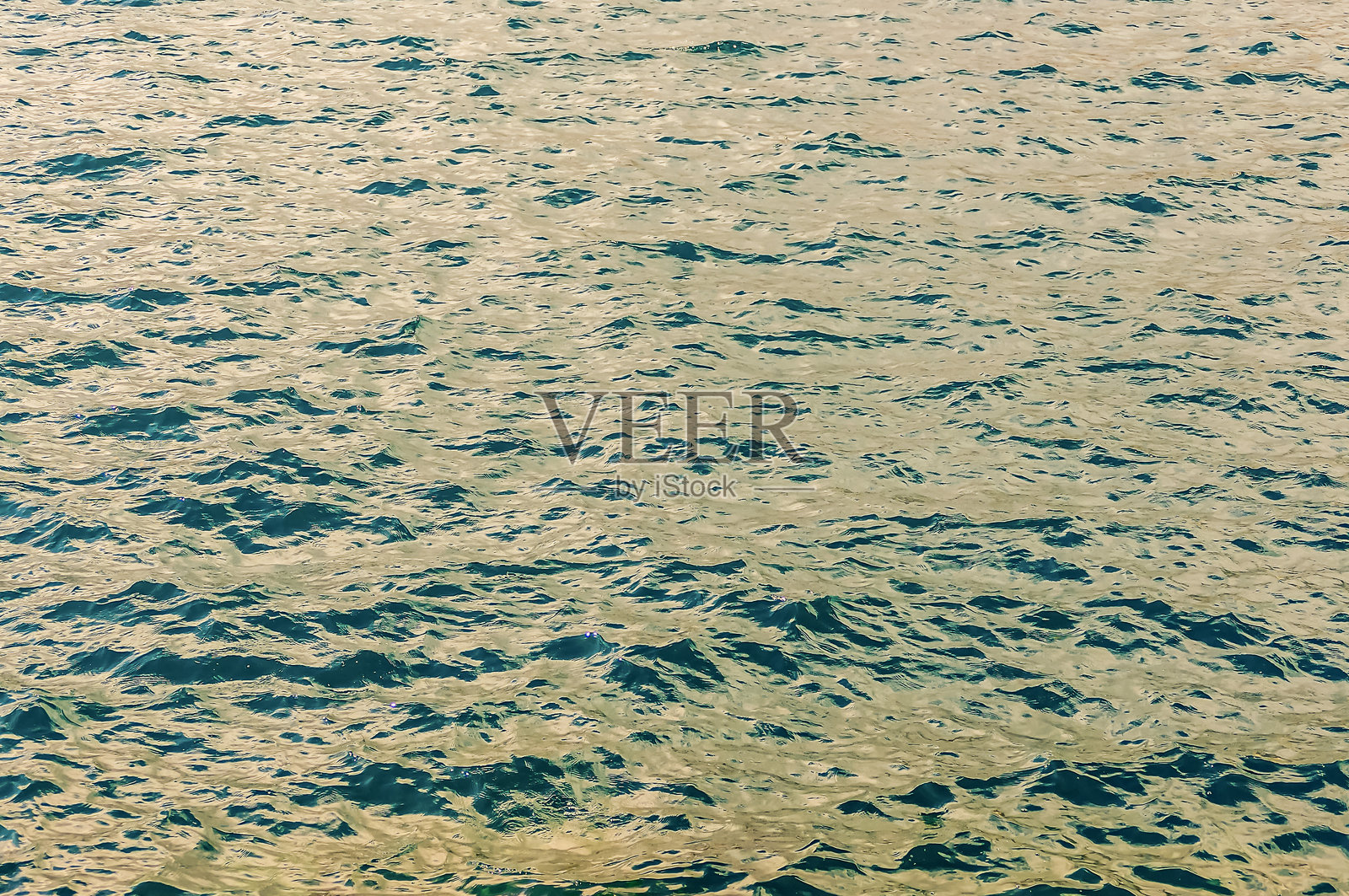 这幅图像展示了一片浅蓝色的水域。照片摄影图片