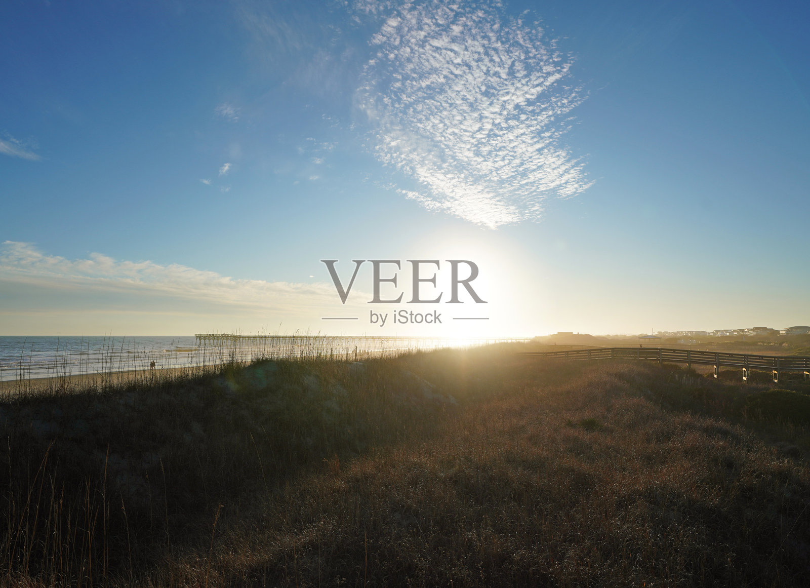 北卡罗来纳州布伦瑞克县日落海滩的海洋沙丘和码头照片摄影图片