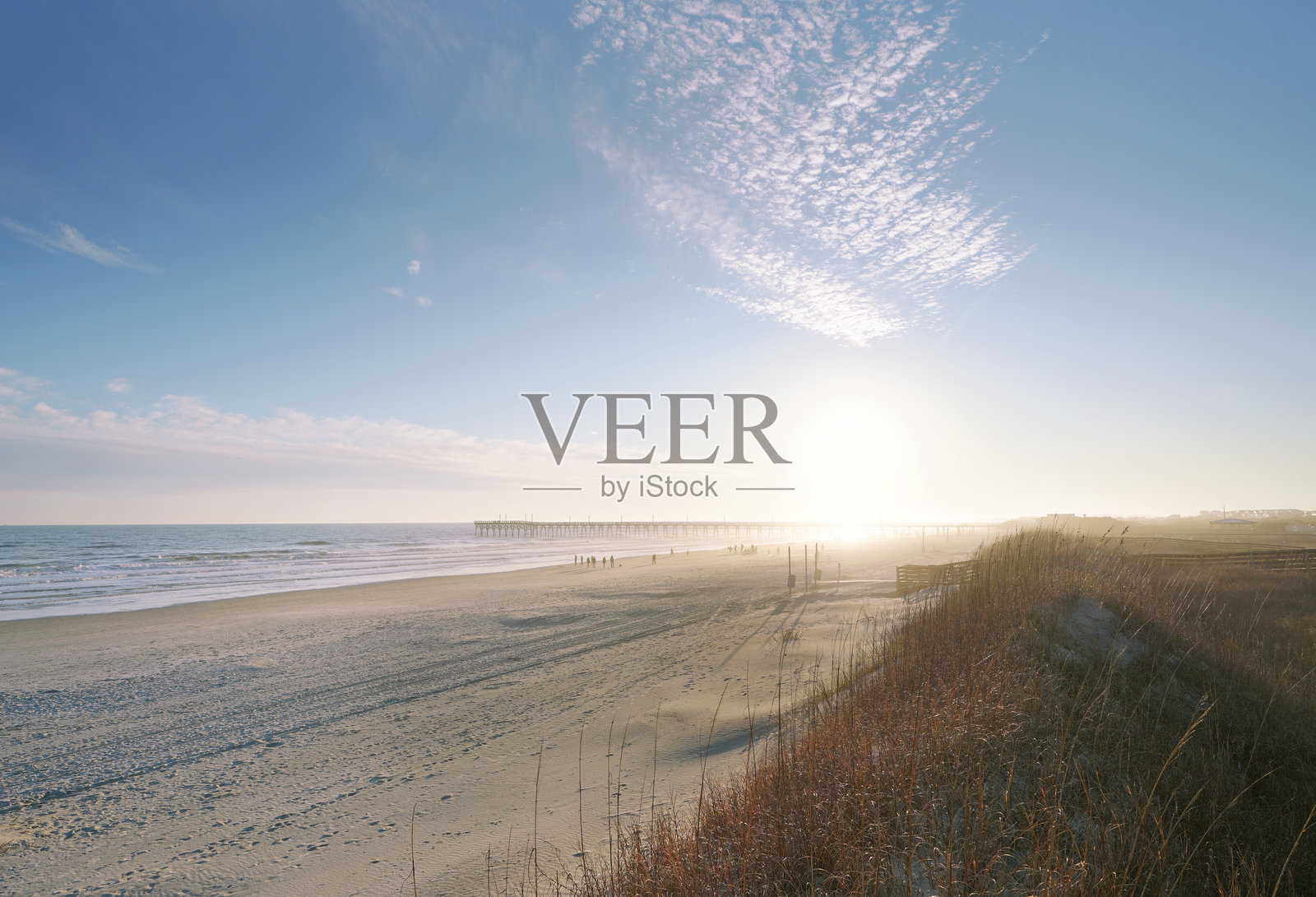 北卡罗来纳州日落海滩码头附近的海滩上的人们照片摄影图片