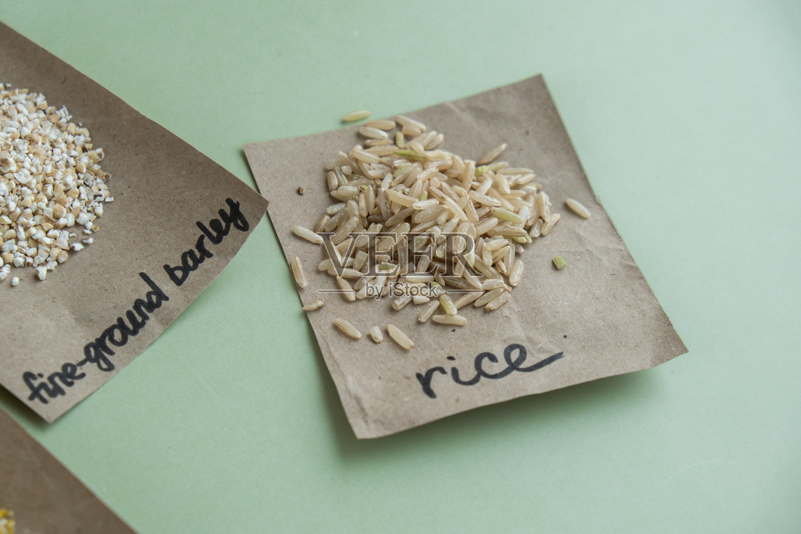 可重复填充的生糙米粥，纸质示例上的文字。环保生活的补充产品格式。全麦斯佩尔特谷物种类。高蛋白、富含纤维的植物性食品成分。无麸质超级食品，健康营养饮食。照片摄影图片