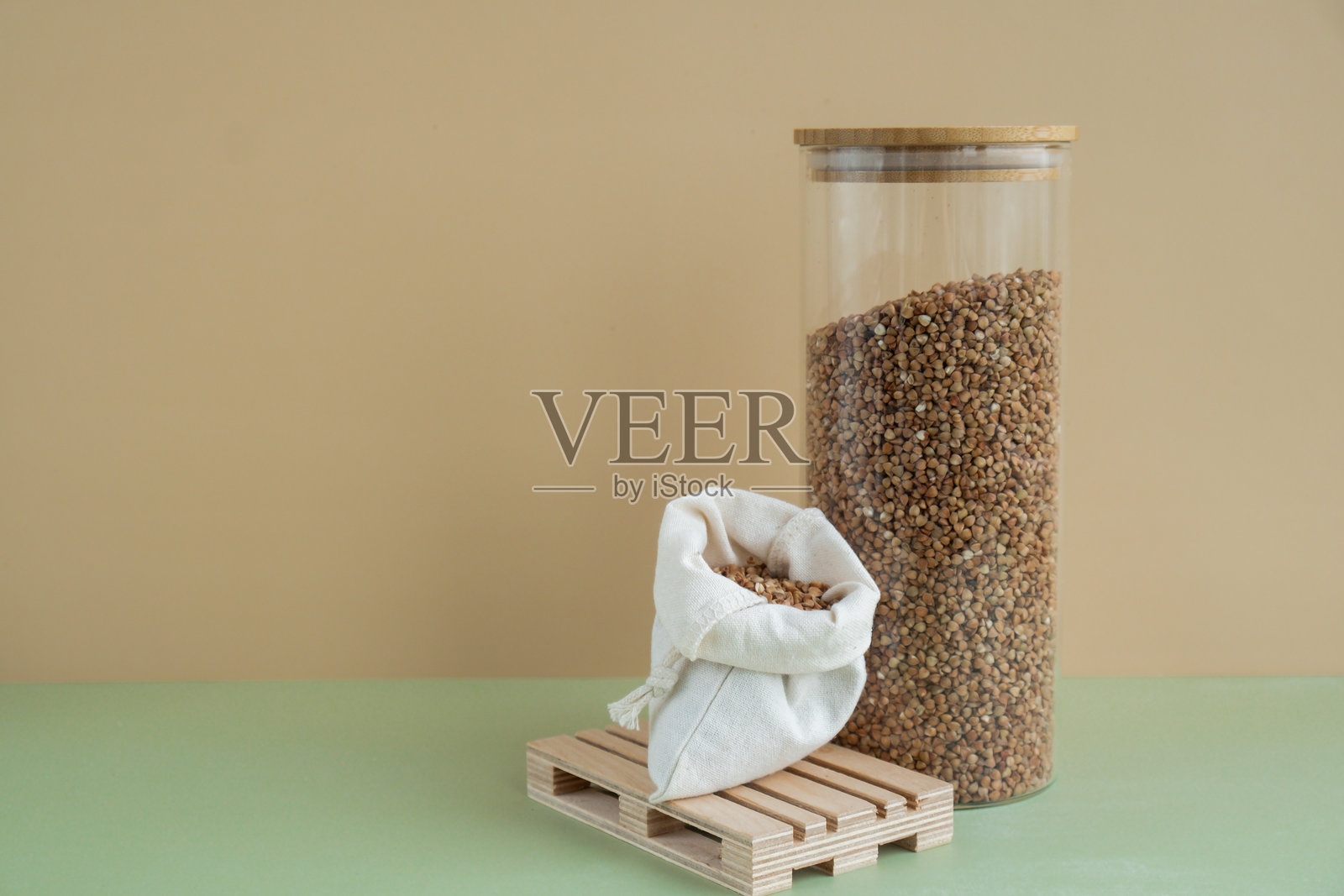 可持续自然包装的生荞麦粥。可重复填充的系统。无麸质谷物。健康肠道益处。替代全小麦谷物成分的概念。素食饮食食谱。植物性的生活方式。留白富含蛋白质。照片摄影图片