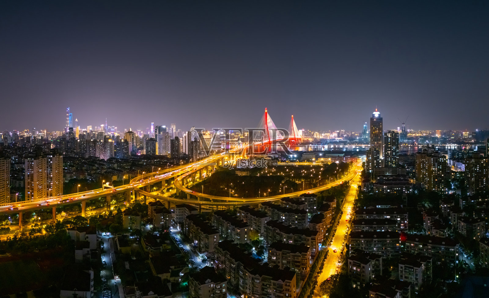 上海杨浦大桥夜景的鸟瞰图照片摄影图片