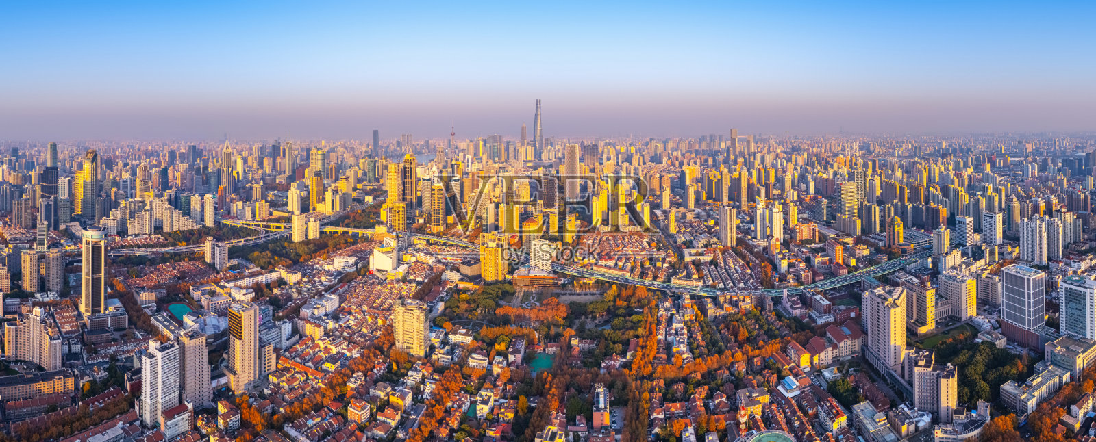 秋季上海天际线的鸟瞰图照片摄影图片