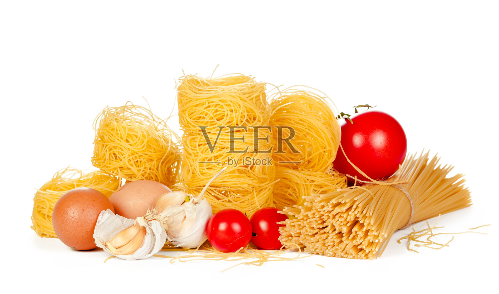 美味的混合意大利面在白色背景上。创意照片。照片摄影图片