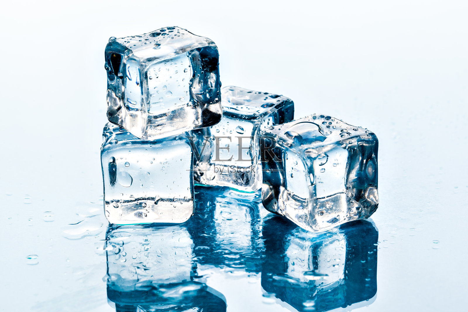 白色背景上的冰块。创意照片。照片摄影图片