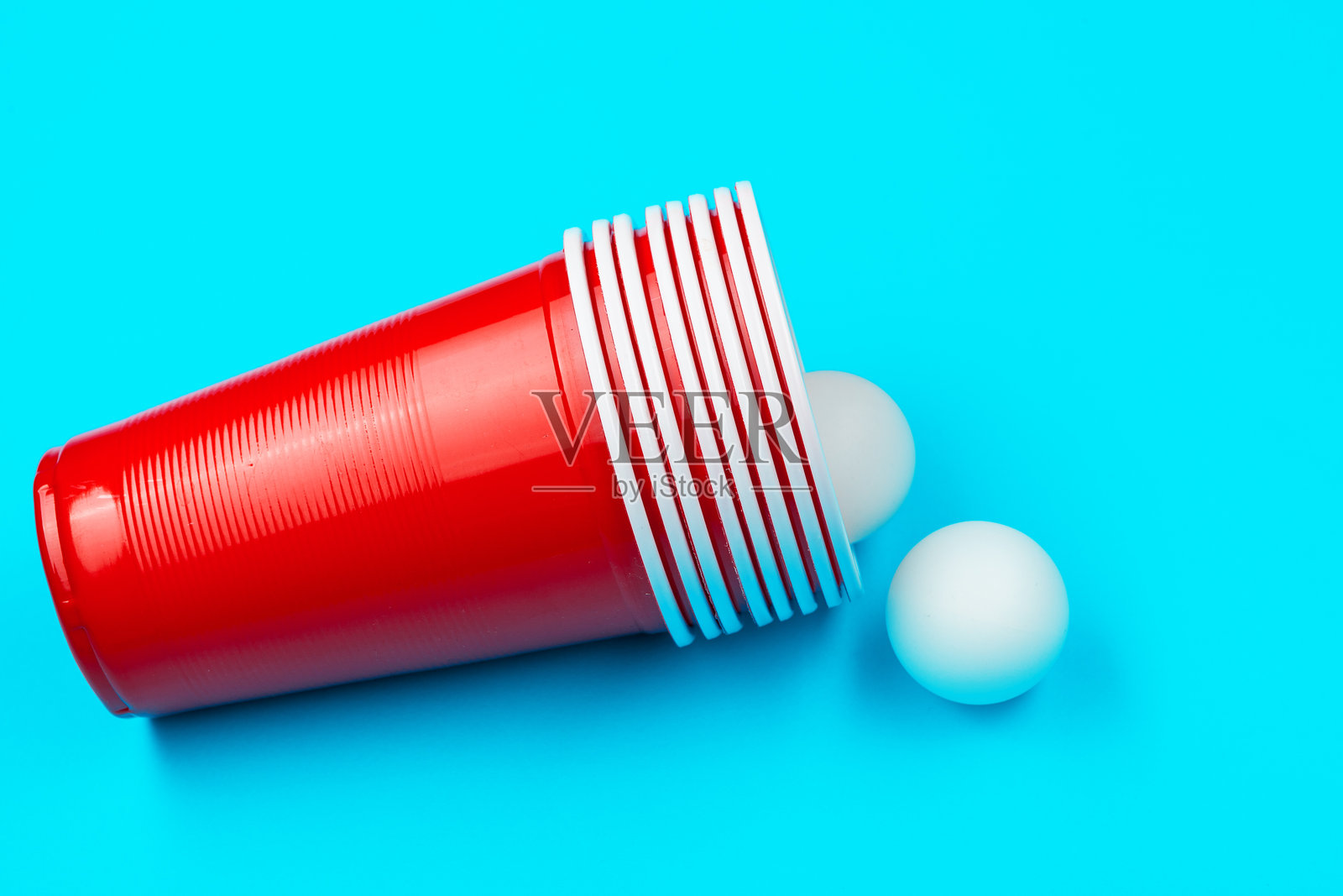 桌子上的啤酒乒乓球杯。创意照片。照片摄影图片