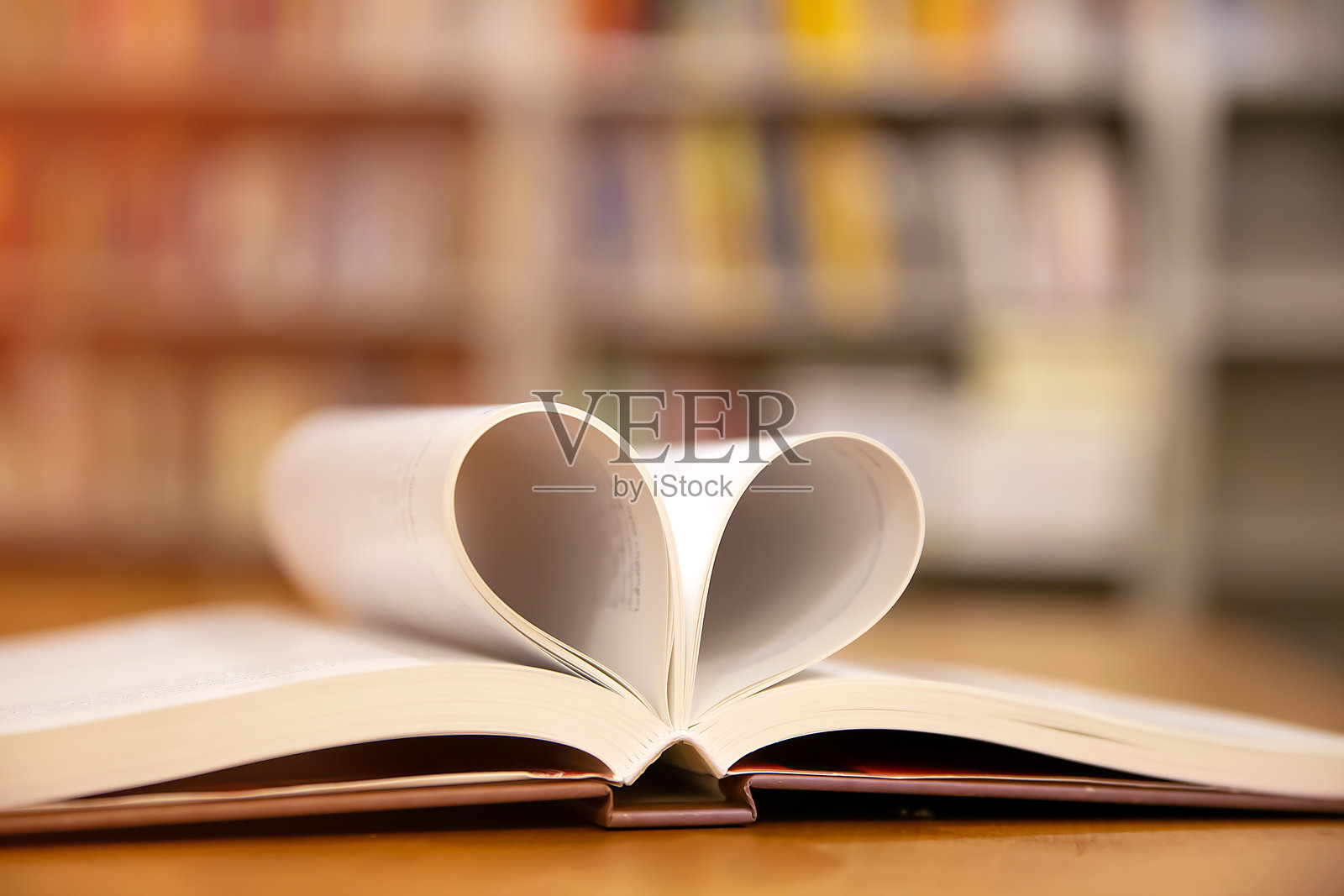 心形书本，象征着爱情或情人节（2月14日）的爱与快乐背景照片摄影图片