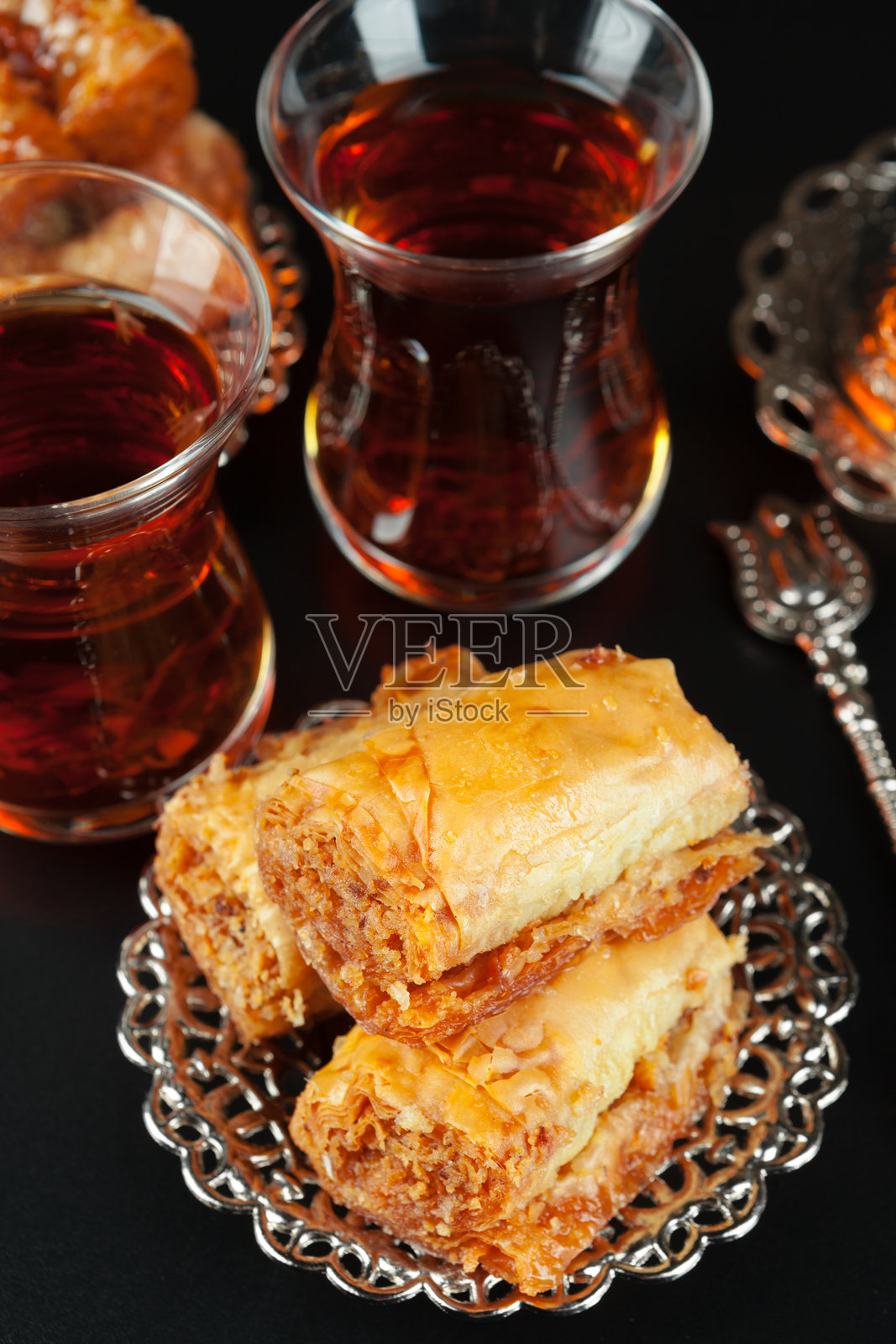 装有土耳其软糖和黑茶的碗。创意照片。照片摄影图片