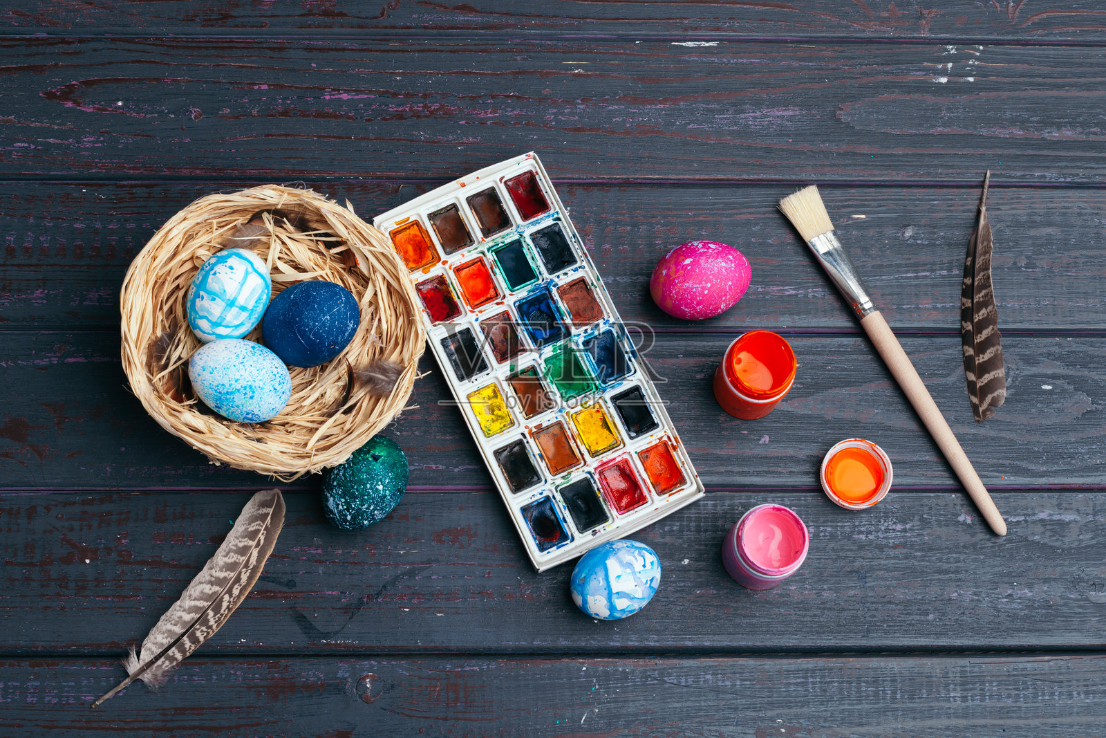 绘制复活节彩蛋的过程。为复活节做准备。照片摄影图片
