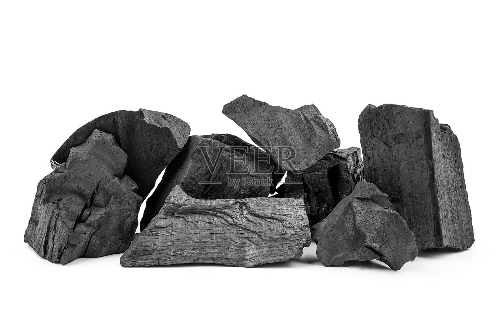 天然木炭或传统硬木炭，背景为白色。照片摄影图片