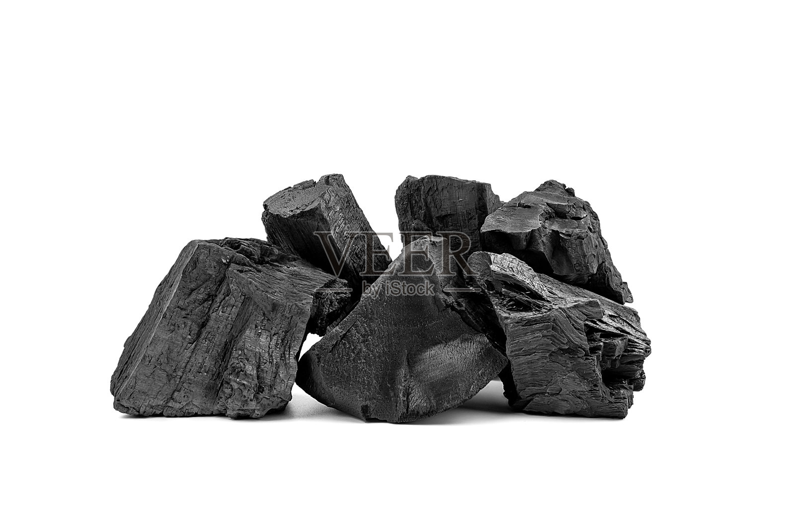 天然木炭或传统硬木炭，背景为白色。照片摄影图片