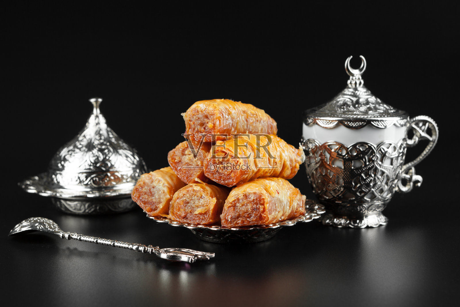 传统土耳其咖啡与土耳其软糖。创意照片。照片摄影图片