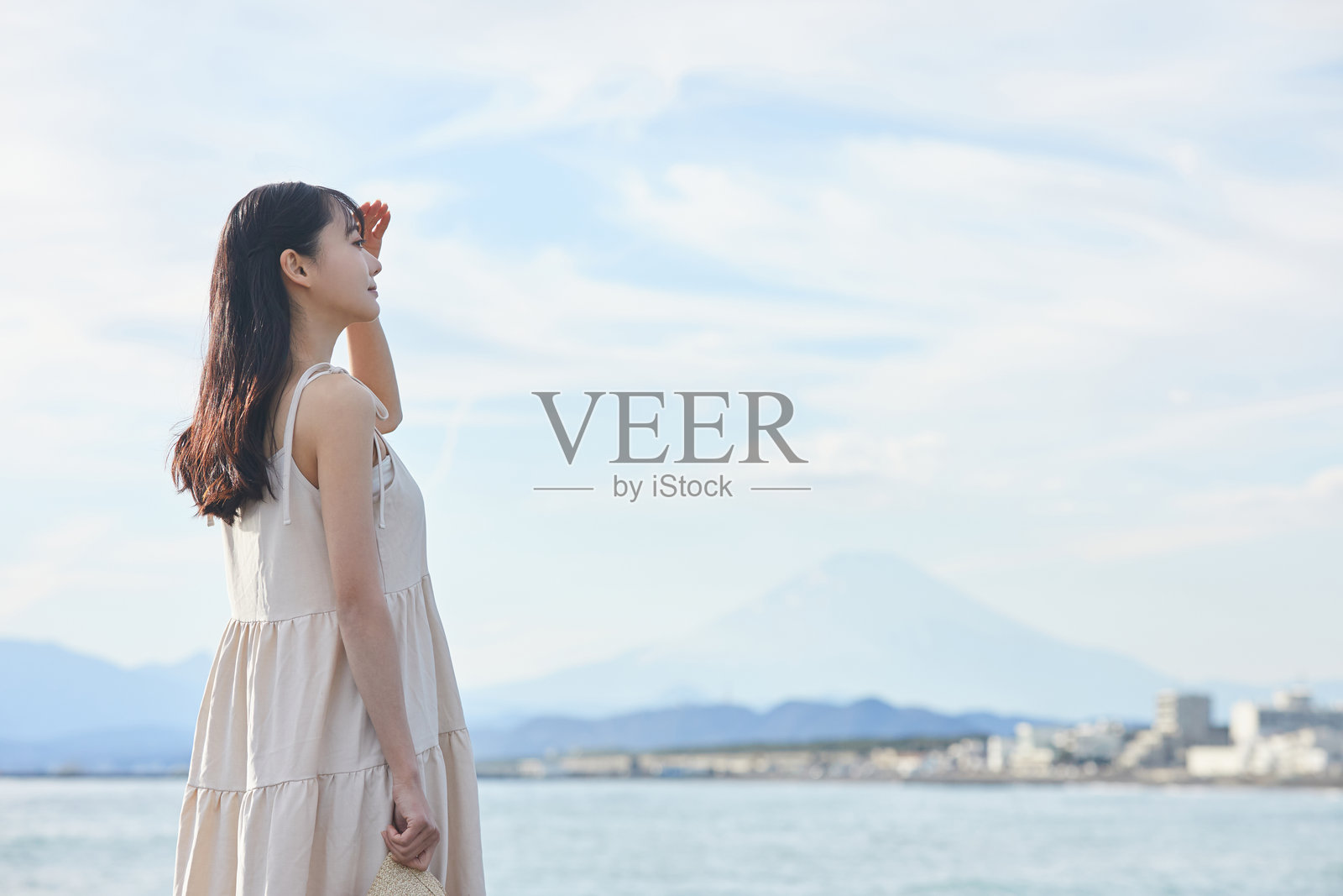 年轻的亚洲女性在海滩上漫步照片摄影图片